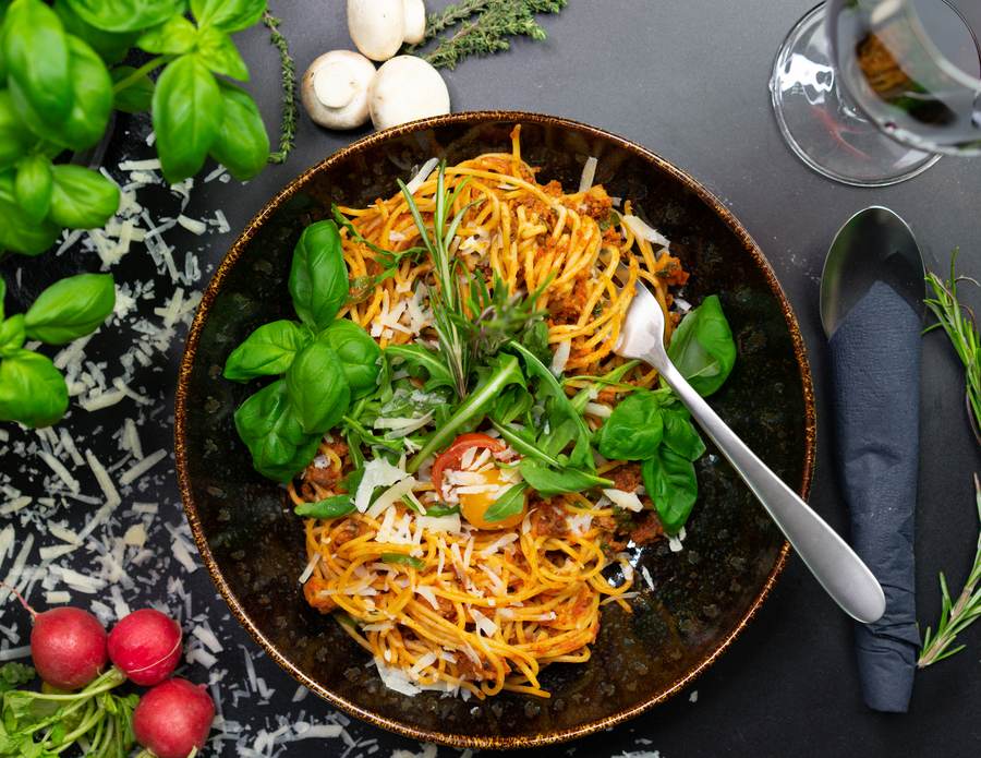 Spaghetti Ragù alla Bolognese mit Parmesan und Basilikum